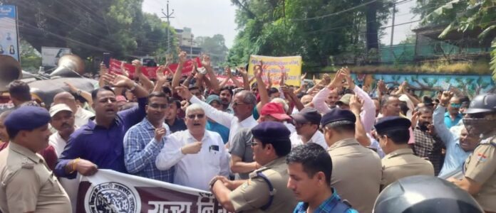 राज्य निगम कर्मचारी, अधिकारी महासंघ ने नियमितीकरण की मांग को लेकर सचिवालय कूच किया।