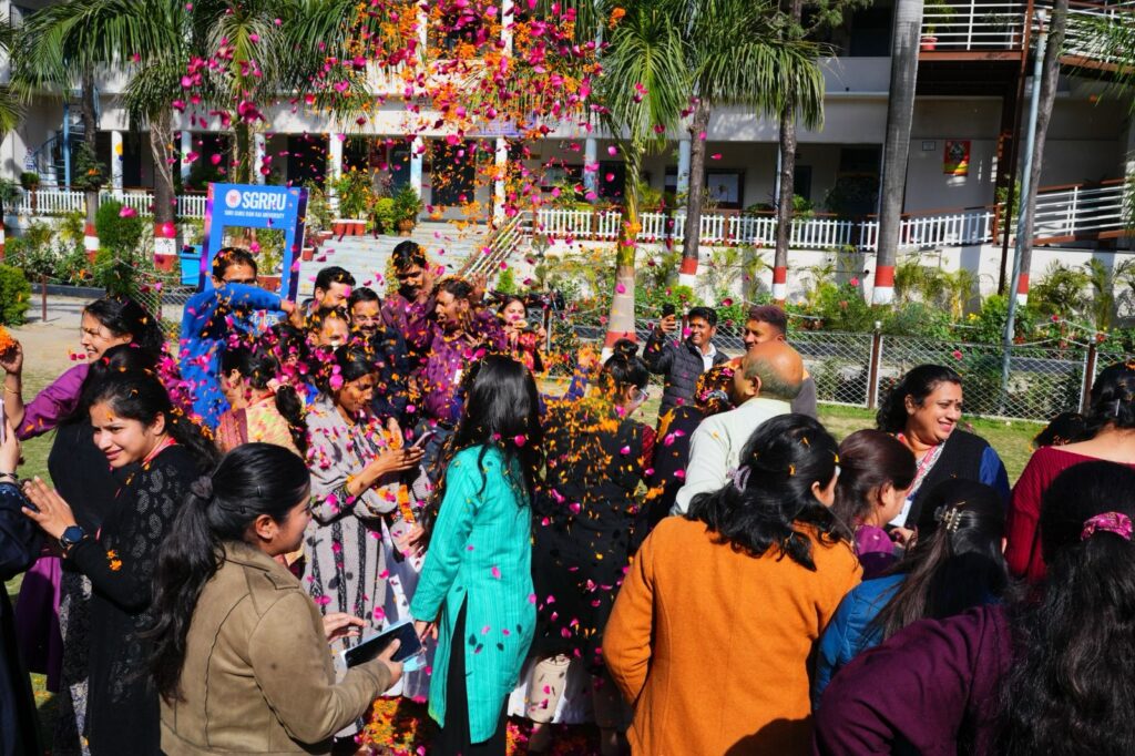 एसजीआरआरयू होली मिलन समारोह में उड़ा गुलाल