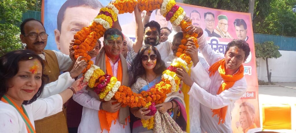 गढ़वाल सांसद बलूनी के निवास पर होली के रंग