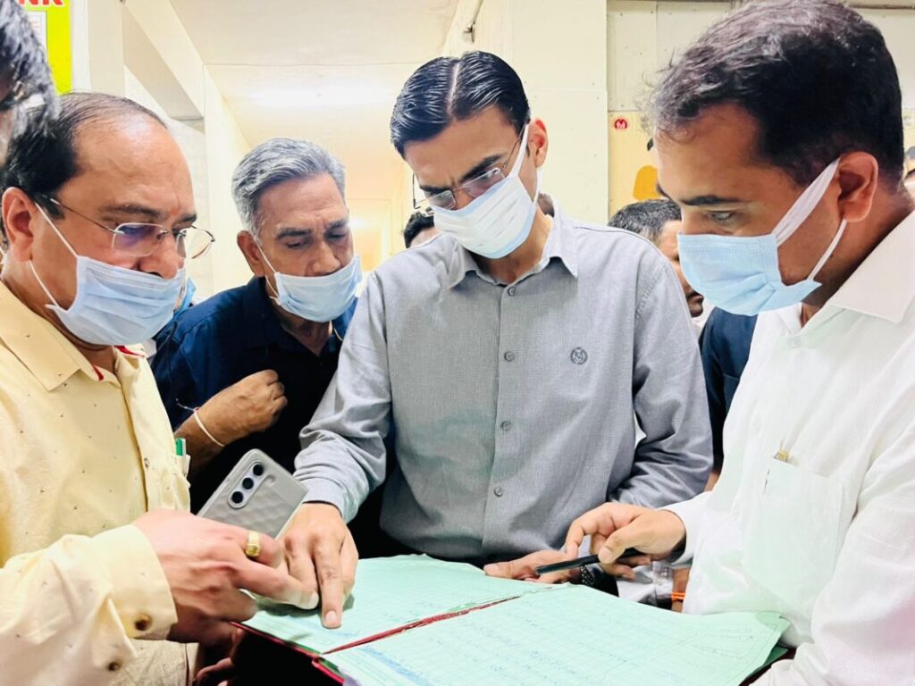 जिला चिकित्सालय की तर्ज पर अब ऋषिकेश चिकित्सालय में बनेगा मॉडल टीकाकरण कक्ष, विस्तारीकरण के साथ फैसिलिटी भी, एसी, व बच्चों के मनोरंजन अनुरूप सुविधा डीएम के माह अक्टूबर के प्रथम निरीक्षण की तुलना इस विजिट में चिकित्सालय की सुविधा में दिखा अन्तर जिले के सरकारी अस्पतालों को आधुनिक सुविधाओं से आच्छादित करने में जुटे डीएम मा0 सीएम के निर्देश; जनमन के सरकारी चिकित्सालय हो सुविधायुक्तः डीएम उप जिला चिकित्सालय की अपनी पहली विजिट में डीएम ने 40 लाख ब्लड सेपरेटर मशीन की थी स्वीकृत ; इसी माह की जा रही है स्थापित लैब टेक्निशियन, एसएनसीयू स्टॉफ पदों की स्वीकृति मौके पर ही डीएम ने अपनी फर्स्ट विजिट; में संचालित कराया था चिकित्सालय का आईसीयू, माह में लगभग 50 मरीज ले रहे लाभ चिकित्सालय में संचालित चन्दन लैब में अव्यवस्थाओं पर भड़क़े डीएम; सीएमएस को 15 दिन में व्यवस्था सुधारने के सख्त निर्देश चन्दन लैब अब 24×7 रहेगी संचालित; भुगतान एसडीएम एसीएमओ के सत्यापन उपरान्त ही चिकित्सालय में महिला,पुरूष, बुजुर्ग एवं सामान्य वर्ग के होंगे अलग-2 दवा वितरण कांउटर लिफ्ट एवं आरओ खराब होने पर डीएम का चढा पारा; सीएमएस को फटकार, एक सप्ताह के भीतर ठीक कराने के निर्देश देहरादून 18 जून, 2025(सू.वि.), जिलाधिकारी सविन बंसल ने आज उप जिला चिकित्सालय ऋषिकेश का औचक निरीक्षण किया। जिलाधिकारी ने चिकित्सालय के ओपीडी कक्ष, पैथोलॉजी लैब, दवाई वितरण कांउटर, सर्जिकल वार्ड, आपरेशन कक्ष, टीकाकरण कक्ष, टीबी वार्ड, ट्रामा सेन्टर, बाल रोग वार्ड, एक्स-रे कक्ष, आईसीयू का निरीक्षण कर व्यवस्था का जायजा लिया। इस दौरान जिलाधिकारी ने चिकित्सालय में भर्ती मरीजों से उनका हॉलचाल जाना तथा टीकाकरण कक्ष में स्टॉप, महिलाओं, तीमारदारों से चिकित्सालय में व्यवस्था के सम्बन्ध में जानकारी ली। लिफ्ट संचालित न होने तथा आरओ खराब होने पर मुख्य चिकित्सा अधीक्षक को फटकार लगाते हुए तत्काल व्यवस्था बनाने के निर्देश। जिलाधिकारी ने टीकाकरण विस्तारीकरण, टीकाकरण कक्ष में एसी, डिजिटल प्रिंटर लगाने, टीकाकरण में स्टॉप बढाने तथा एसएनसीयू संचालन के लिए स्टॉफ भर्ती स्वीकृति/निर्देश दिए। मा0 सीएम के निर्देश; जनमन के सरकारी चिकित्सालय हो सुविधायुक्तकरने के निर्देशों के क्रम में डीएम जिले में सरकारी अस्पतालों को आधुनिक सुविधाओं से आच्छादित करने में जुटे है। डीएम का पूरे 2 घंटे का औचक निरीक्षण, चिकित्सालय को दे गया सौगात, जल्द होगा अस्पताल का अपना SNCU बड़ा टीकाकरण केन्द्र। जिला चिकित्सालय की तर्ज पर अब ऋषिकेश चिकित्सालय में बनेगा मॉडल टीकाकरण कक्ष, विस्तारीकरण के साथ फैसिलिटी भी, एसी, व बच्चों के मनोरंजन अनुरूप सुविधा स्थापित किया जाएगा। डीएम के माह अक्टूबर के प्रथम निरीक्षण की तुलना इस विजिट में चिकित्सालय की सुविधा में बड़ा अन्तर दिखाई दिया है। डीएम ने सुविधाओं को निरंतर बढाने के निर्देश दिए। उप जिला चिकित्सालय की अपनी पहली विजिट में डीएम ने 40 लाख ब्लड सेपरेटर मशीन की थी स्वीकृत की थी जो इसी माह स्थापित की जा रही है। डीएम ने लैब टेक्निशियन, एसएनसीयू स्टॉफ पदों की मौके पर ही स्वीकृति दी। डीएम ने अपनी फर्स्ट विजिट; में चिकित्सालय का आईसीयू संचालित कराया था माह में लगभग 50 मरीज लाभ ले रहे हैं। चिकित्सालय में संचालित चन्दन लैब में अव्यवस्थाओं पर नाराजगी जाहिर करते हुए डीएम ने सीएमएस को 15 दिन में व्यवस्था सुधारने के सख्त निर्देश दिए। वहीं चन्दन लैब अब 24×7 रहेगी संचालित करने तथा लैब का भुगतान एसडीएम एसीएमओ के सत्यापन उपरान्त ही दिए जाने को कहा। डीएम ने चिकित्सालय में महिला,पुरूष, बुजुर्ग एवं सामान्य वर्ग के होंगे अलग-2 दवा वितरण कांउटर बनाने के निर्देश दिए। निरीक्षण के दौरान डीएम की नजर खराब लिफ्ट एवं आरओ खराब पर पड़ी जिस पर डीएम का पारा चढ गया। उन्होंने सीएमएस को फटकार, एक सप्ताह के भीतर ठीक कराने के निर्देश दिए। निरीक्षण के दौरान जिलाधिकारी ने चंदन लैब में अव्यवस्थाओं पर कड़ी नाराजगी जाहिर करते हुए मुख्य चिकित्सा अधीक्षक को फटकार लगाई तथा 15 दिन के भीतर निर्धारित शर्तों के अनुसार व्यवस्था बनाने के निर्देश दिए साथ ही चंदन लैब का भुगतान उप जिलाधिकारी ऋषिकेश एवं अपर मुख्य चिकित्साधिकारी के सत्यापन के उपरान्त ही करने के निर्देश दिए। चिकित्सालय में पर्याप्त लैब टैक्निशियन न होने पर निर्देशित किया कि लैब टैक्निशियन नियमित भर्ती तक उपनल के माध्यम से लैब टैक्निशियन रखे जांए इसके लिए स्वीकृति प्रदान की गई। जिलाधिकारी ने लिफ्ट एवं आरओ खराब पाए जाने पर नाराजगी जाहिर करते हुए तत्काल व्यवस्था बनाने के निर्देश दिए। उन्होंने कड़े शब्दों में कहा कि गढवाल के सब अस्पताल जो गढवाल का द्वार है उसमें सभी व्यवस्थाएं सुविधाएं सुचारू रहें। जिलाधिकारी ने एसएनसीयू की स्थिति जानी जिस पर बताया कि स्टॉफ की कमी के कारण संचालित नही हो पाया है, जिलाधिकारी से सीएमएस से पूछा कि एसएनसीयू के स्टॉफ के लिए मुख्य विकास अधिकारी की के संज्ञान लाते हुए एसएनसीयू के लिए स्टॉप चिकित्सक की व्यवस्था बनाते हुए संचालित कराने के निर्देश दिए। जिलाधिकारी ने निरीक्षण के दौरान टीकाकरण कक्ष में कम जगह होने तथा एसी न लगे होने पर नाराजगी जाहिर करते हुए निर्देश दिए कि जिला चिकित्सालय की तर्ज पर टीकाकरण कक्ष का विस्तारीकरण किया जाए तथा एसी लगाए जाएं। चिकित्सालय का एक ही औषधि कक्ष खुला होने तथा बाकी बंद रखने पर फटकार लगाते हुए कांउटर खुलवाये निर्देश दिए कि चिकित्सा में महिला, पुरूष, बुजुर्ग एवं सामान्य वर्ग के अलग-2 काउंटर संचालित करे स्टॉफ बिठाया जाए। उन्होंने निर्देश दिए कि नर्सिंग स्टेशन तथा चंदन लैब पर 24×7 संचालित करने के निर्देश दिए। निरीक्षण के दौरान जिलाधिकारी ने आईसीयू, आपरेशन के सम्बन्ध में जानकारी प्राप्त की जिस पर बताया कि आईसीयू में 40 से 50 मरीज प्रतिमाह आते हैं, तथा माह में लगभग 50 मेजर आपरेशन तथा 45 मायनर आपरेशन किये जाते हैं। डीएम ने आईसीयू में आक्सीजन सप्लाई, मॉनिटिर आदि की जानकारी प्राप्त करते हुए उच्च स्तरीय व्यवस्था बनाए जाने के निर्देश दिए। निरीक्षण के दौरान नगर आयुक्त नगर निगम शैलेन्द्र सिंह नेगी, उप जिलाधिकारी ऋषिकेश योगश मेहर, मुख्य चिकित्साधिकारी डॉ मनोज कुमार सहित तहसीलदार ऋषिकेश चमन सिहं आदि मौजूद रहे।