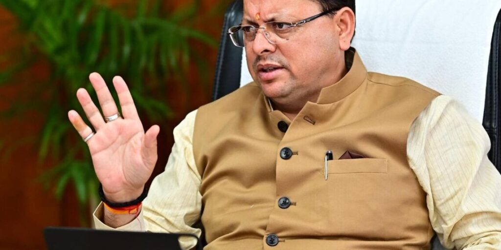 हल्द्वानी में बुधवार को हुए एक दर्दनाक हादसे पर उत्तराखंड के मुख्यमंत्री पुष्कर सिंह धामी ने गहरा शोक व्यक्त किया है। घटना में चार लोगों की मृत्यु हो गई जबकि तीन अन्य गंभीर रूप से घायल हो गए। मुख्यमंत्री ने दिवंगत आत्माओं के प्रति श्रद्धांजलि अर्पित करते हुए ईश्वर से प्रार्थना की कि वे मृतकों को अपने श्रीचरणों में स्थान दें और परिजनों को इस अपार दुःख को सहने की शक्ति प्रदान करें। मुख्यमंत्री धामी ने कहा कि यह घटना अत्यंत दुःखद है। उन्होंने घायलों के शीघ्र स्वास्थ्य लाभ की कामना की। यह हादसा तब हुआ जब एक XUV वाहन, जिसमें सात लोग सवार थे, हल्द्वानी से किच्छा की ओर जाते समय फायर स्टेशन के पास अनियंत्रित होकर नहर में गिर गया। मृतकों में दो महिलाएं, एक पुरुष और एक नवजात शामिल हैं, जबकि घायल तीन लोगों का उपचार सुशीला तिवारी अस्पताल में चल रहा है।