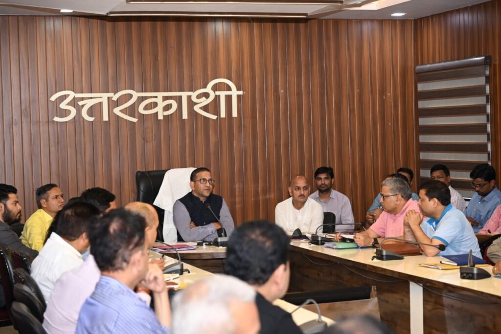 गुरुवार को मुख्यमंत्री पुष्कर सिंह धामी की अध्यक्षता में सीएम हेल्पलाइन की समीक्षा बैठक में जिलाधिकारी प्रशांत आर्य ने वीसी के माध्यम से प्रतिभाग किया। इस दौरान मुख्यमंत्री द्वारा जनपद में सीएम हेल्पलाइन के प्रभावी क्रियान्वयन और जनसमस्याओं का निस्तारण समय किये जाने से संबंधित जानकारी ली गयी ।