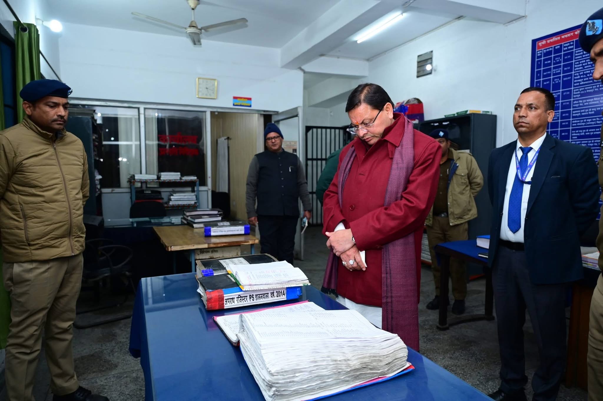 डालनवाला पुलिस स्टेशन, देहरादून का औचक निरीक्षण कर थाना प्रभारी के अनुपस्थित पाए जाने पर उन्हें तत्काल प्रभाव से लाइन हाज़िर करने के निर्देश दिए