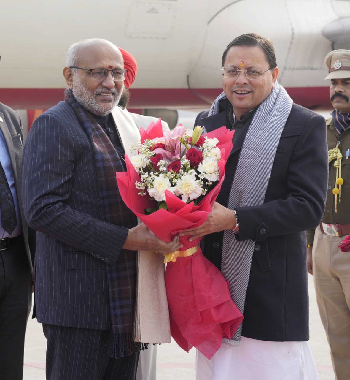 राज्यपाल लेफ्टिनेंट जनरल गुरमीत सिंह (से.नि.) और मुख्यमंत्री श्री पुष्कर सिंह धामी ने उपराष्ट्रपति श्री सी.पी. राधाकृष्णन के देवभूमि उत्तराखंड आगमन पर जौलीग्रांट हवाई अड्डे में उनका स्वागत किया।