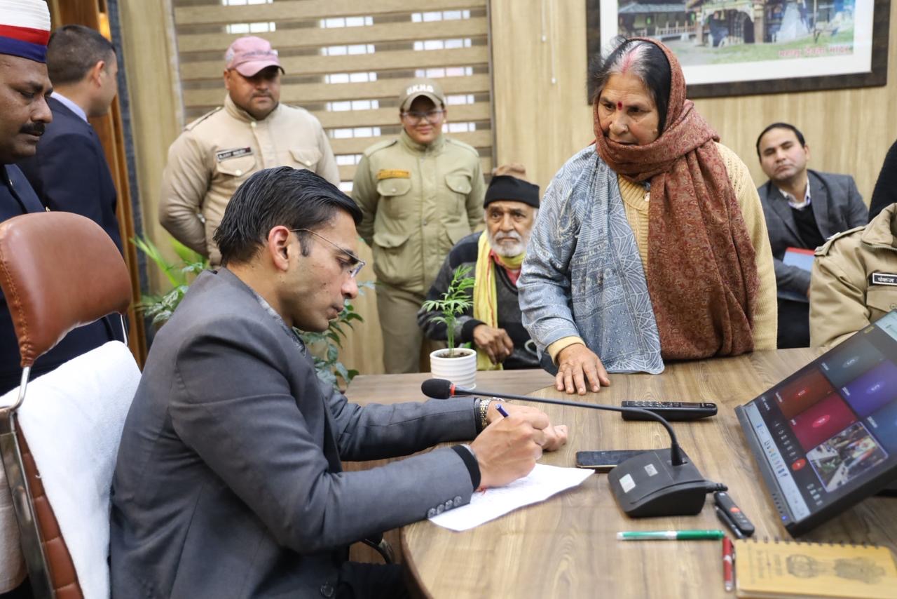 जिला प्रशासन का जनता दर्शन; पीड़ितों की सुनवाई; समयबद्ध निस्तारण से बढता जन विश्वास