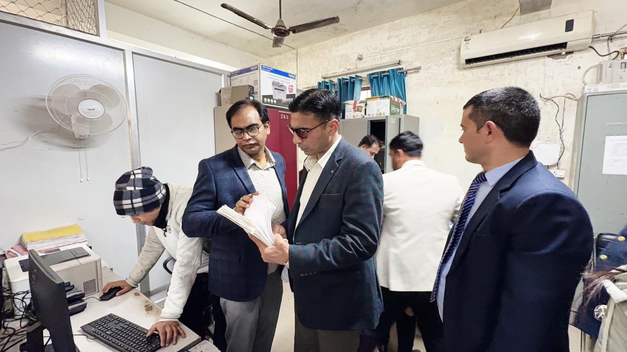 डीएम की संस्तुति पर उप निबन्धक ऋषिकेश निलम्बित, मुख्यालय सम्बद्ध; अनुशासनात्मक कार्यवाही प्रारम्भ, डीएम की निरीक्षण जांच का त्वरित संज्ञान; गंभीर आरोप व साक्ष्य के चलते गिरी गाज