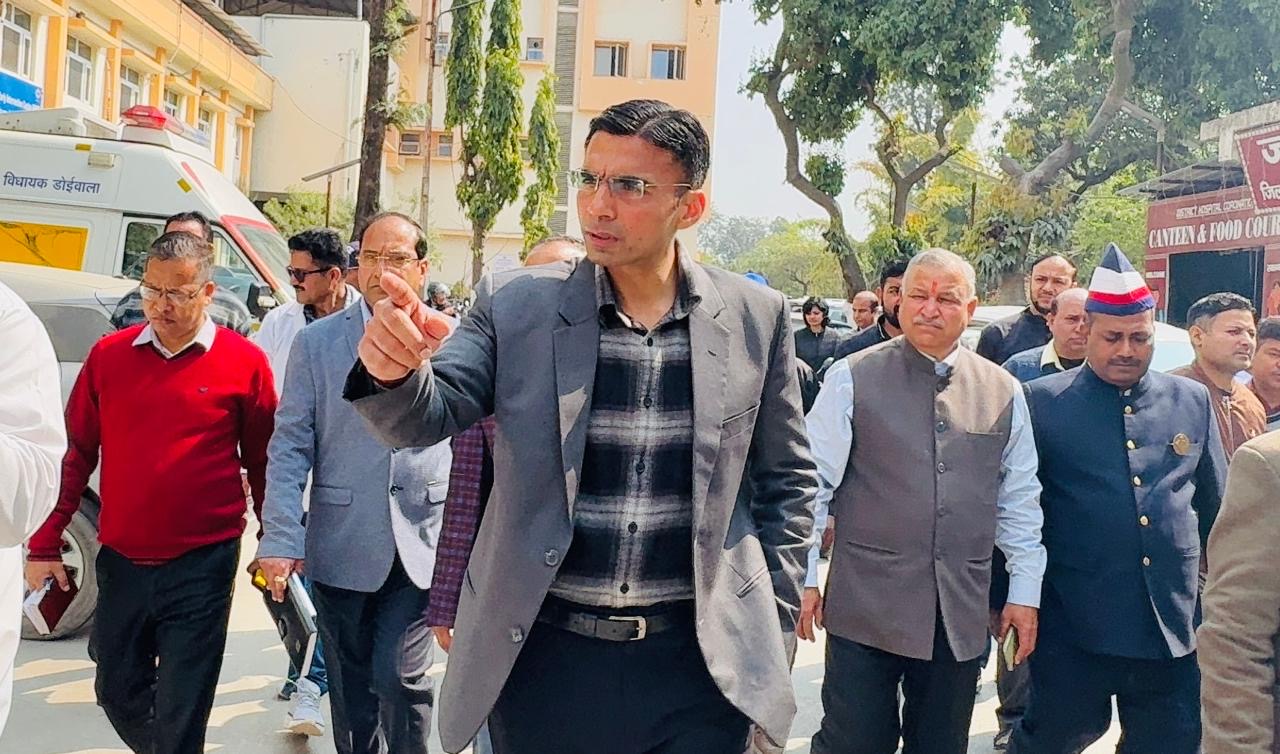 डीएम का कोरोनेशन निरीक्षण; पैथोलॉजी का समय 1 घंटे बढा; अनुबन्धित चंदन लैब की 24 घंटे उपस्थिति की पिछले 03 माह की रिपोर्ट तलब