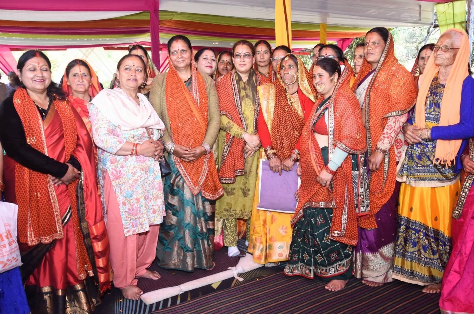 देवी भागवत कथा और सोमेश्वर में पूजन में शामिल हुईं रेखा आर्या