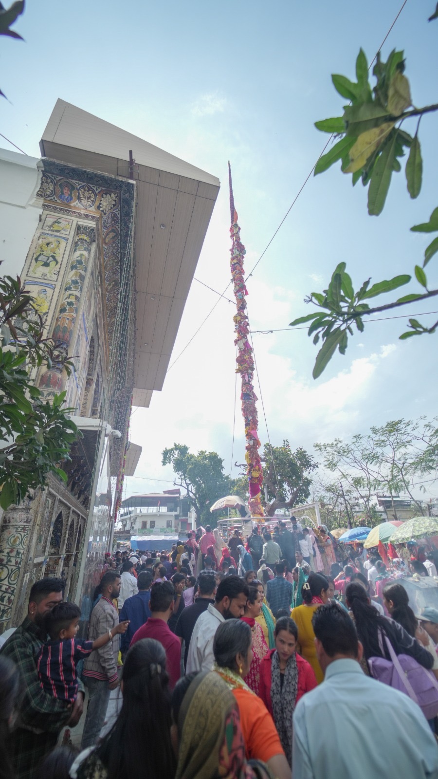 श्री झण्डे जी पर दर्शन मनौतियों के लिए अब लगा दूनवासियों का तांता