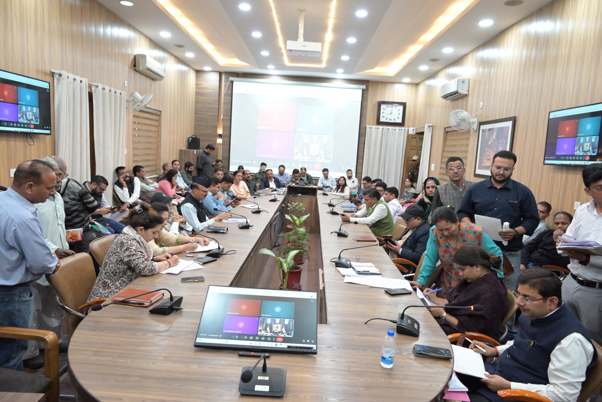 जिलाधिकारी सविन बसंल के निर्देशो के अनुपालन में आज अपर जिलाधिकारी वित्त एवं राजस्व की अध्यक्षता में ऋषिपर्णा सभागार कलेक्टेªट में जनता दर्शन कार्यक्रम का आयोजन