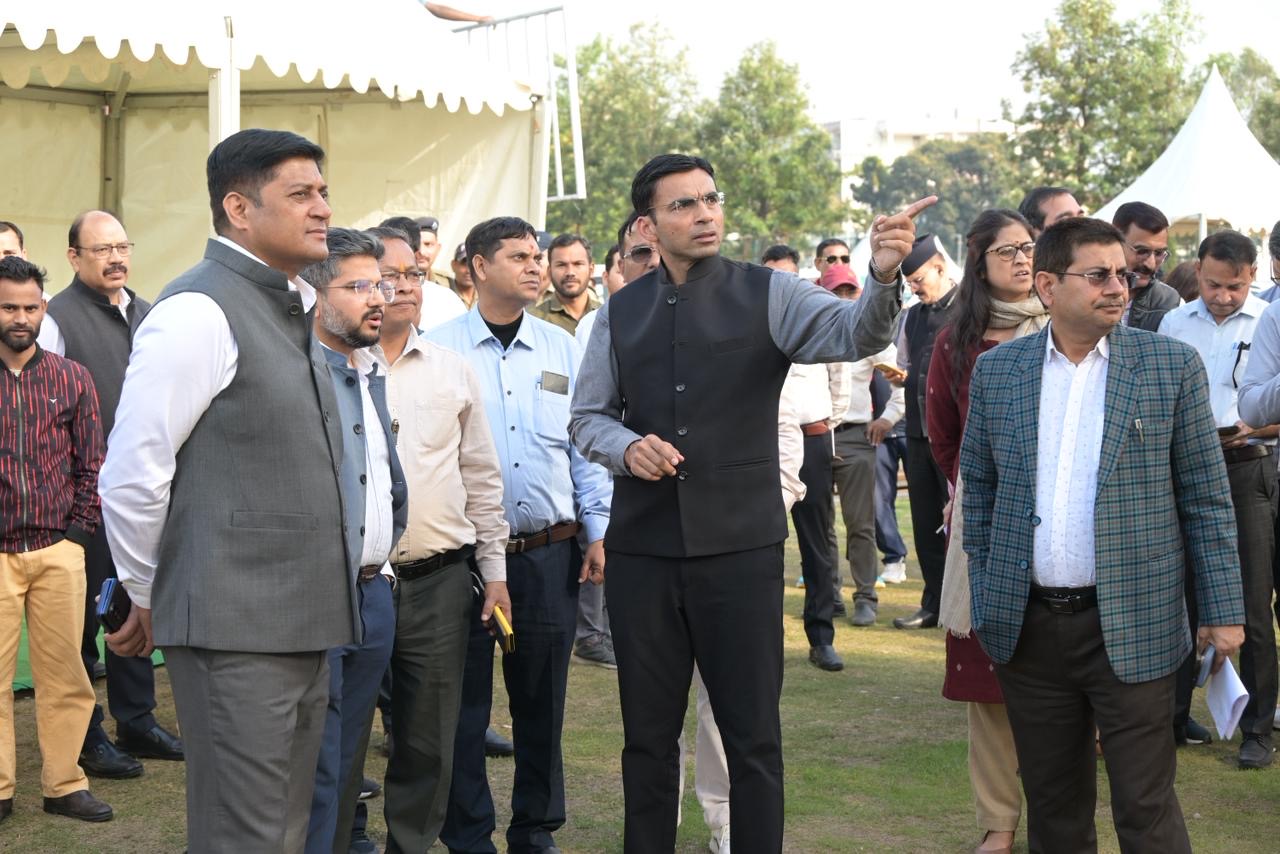 मुख्य समारोह को लेकर प्रशासन ने कसी कमर, आयुक्त, डीएम व एसएसपी ने परखी व्यवस्थाएं, समयबद्व तैयारियों के दिए निर्देश