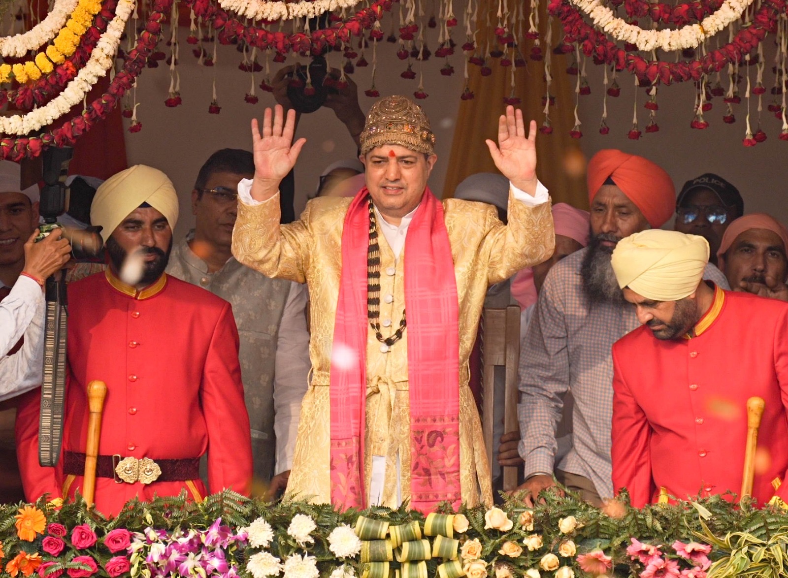 श्री दरबार साहिब में आस्था का महासागर श्री झण्डे जी पर झुके लाखों शीश