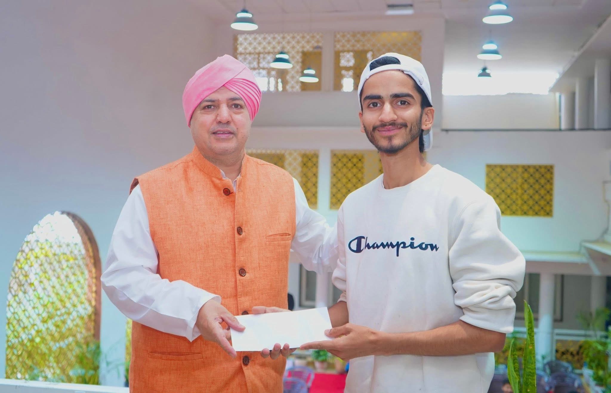 श्री झण्डे जी मेले में युवा कलाकार प्रिंस कुमार की प्रतिभा का सम्मान