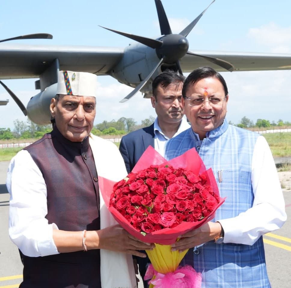 देवभूमि उत्तराखंड पहुंचे रक्षा मंत्री राजनाथ सिंह, मुख्यमंत्री पुष्कर सिंह धामी ने किया भव्य स्वागत