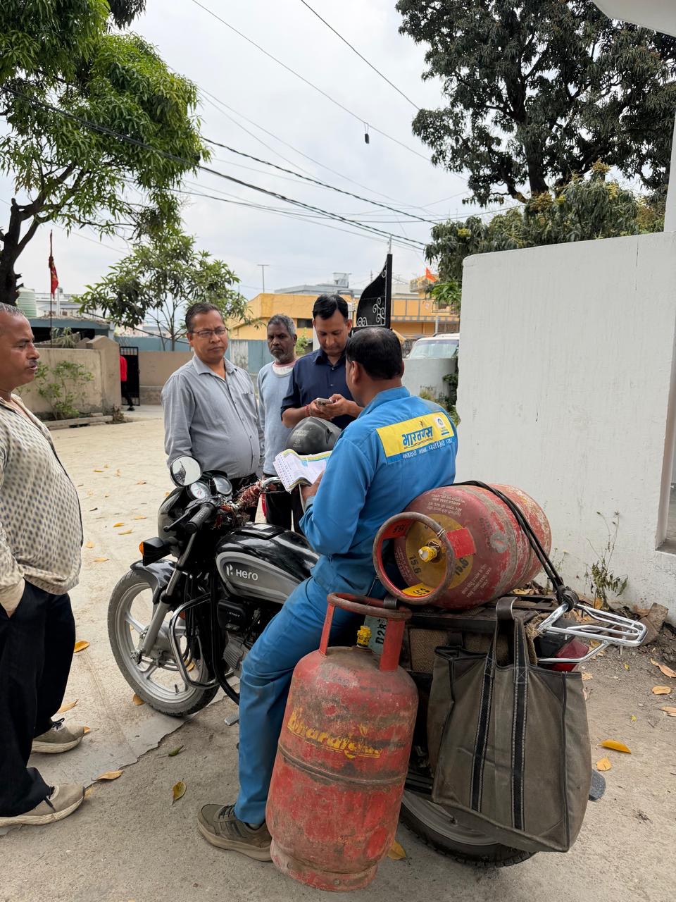 एलपीजी गैस कालाबाजारी पर जिला प्रशासन सख्त; गैस सिलेंडर की डिलीवरी केवल अनुबंधित वाहनो से ही; बिना अनुबंधित वाहन से गैस डिलीवरी करते पाए जाने पर संबंधित गैस एजेंसी पर एक्शन तय