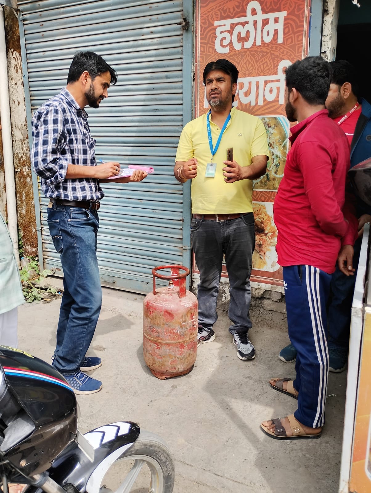 डीएम की क्यूआरटी अलर्ट; घरेलू गैस के व्यावसायिक उपयोग पर 16 सिलेंडर जब्त