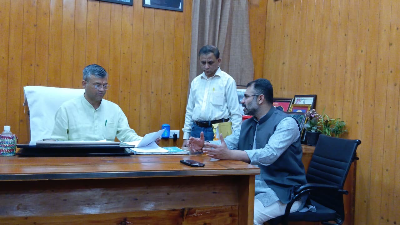 कैंट विधानसभा क्षेत्र की विभिन्न समस्याओं को लेकर कांग्रेस प्रतिनिधिमंडल ने मेयर सौरभ थपलियाल से की मुलाकात !