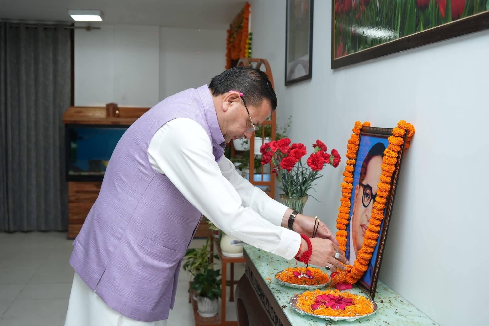 भारतीय संविधान के निर्माता एवं ‘भारत रत्न’ बाबा साहेब डॉ. भीमराव आंबेडकर जी की जयंती के अवसर मुख्यमंत्री आवास में उनके चित्र पर पुष्प अर्पित