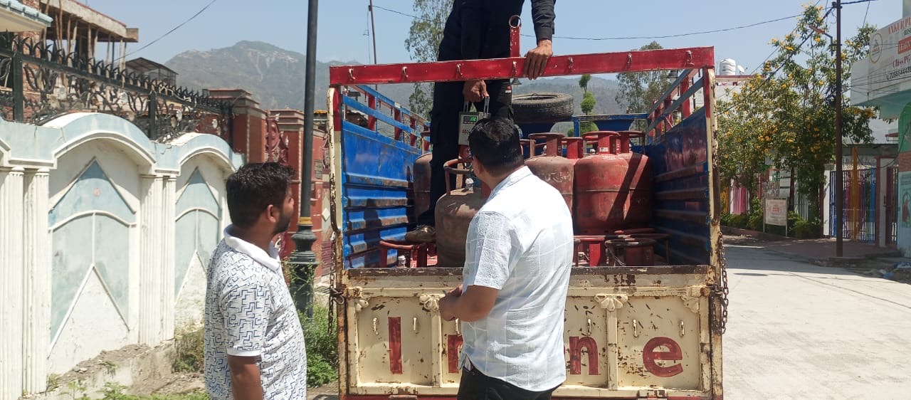 गैस की कालाबाजारी एवं अवैध रिफिलिंग पर जिलाधिकारी सख्त; संलिप्तों पर प्राथमिकी दर्ज