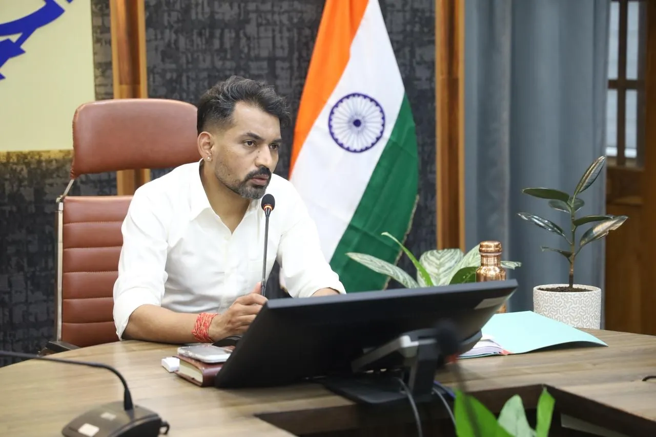 जनता की सुविधा सर्वाेपरि, विकास कार्यों में नहीं होगी किसी प्रकार की ढिलाई-डीएम