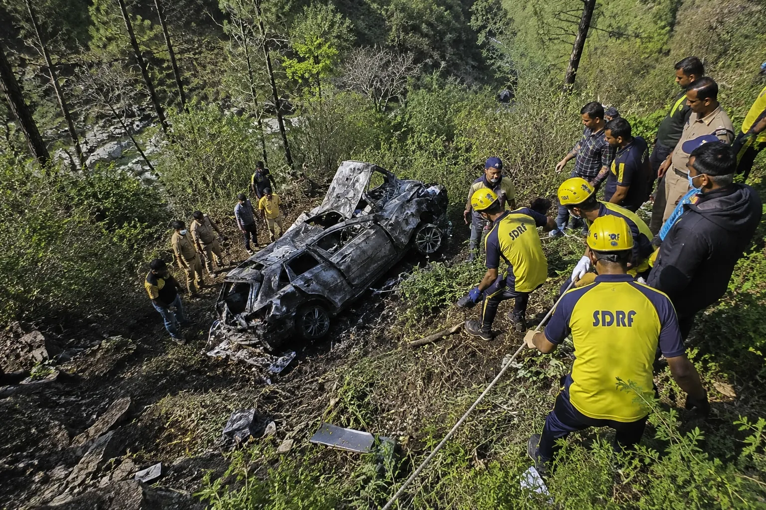 नई कार बनी मौत का सफर! चंपावत में 100 मीटर गहरी खाई में गिरी कार, दो की जिंदा जलकर मौत