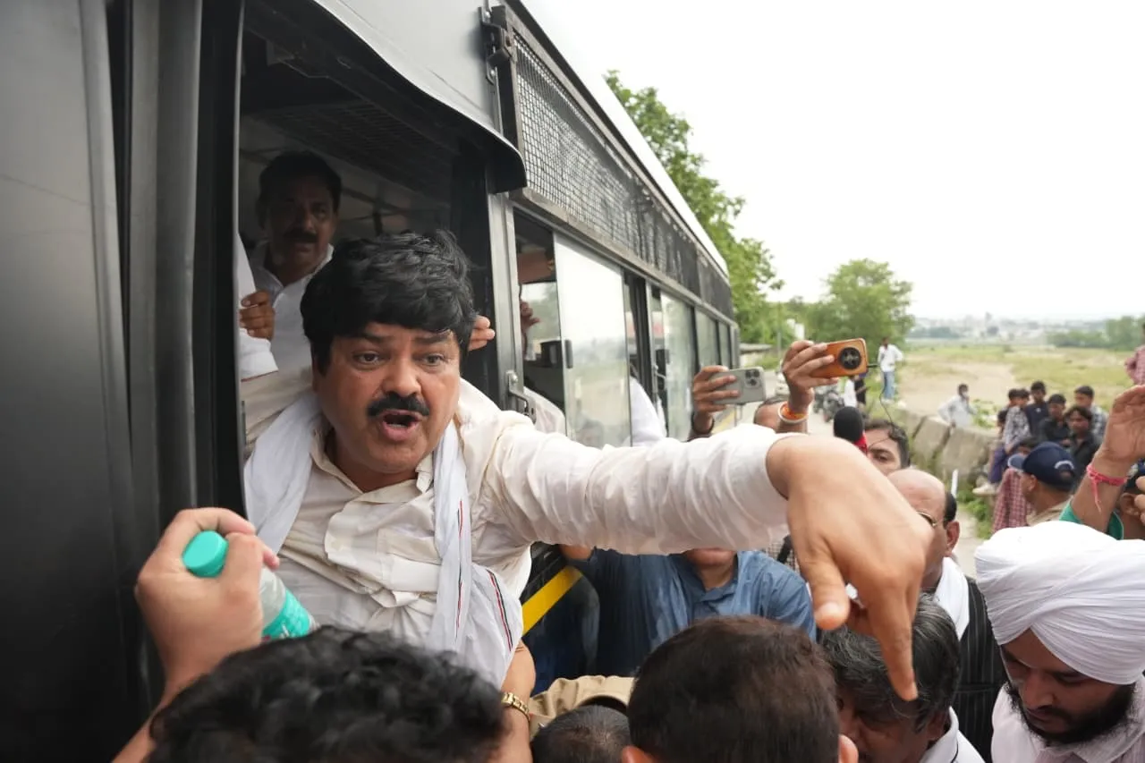UTU पेपर लीक मामले पर कांग्रेस का प्रदर्शन, तकनीकी शिक्षा मंत्री धन सिंह रावत का पुतला फूंका