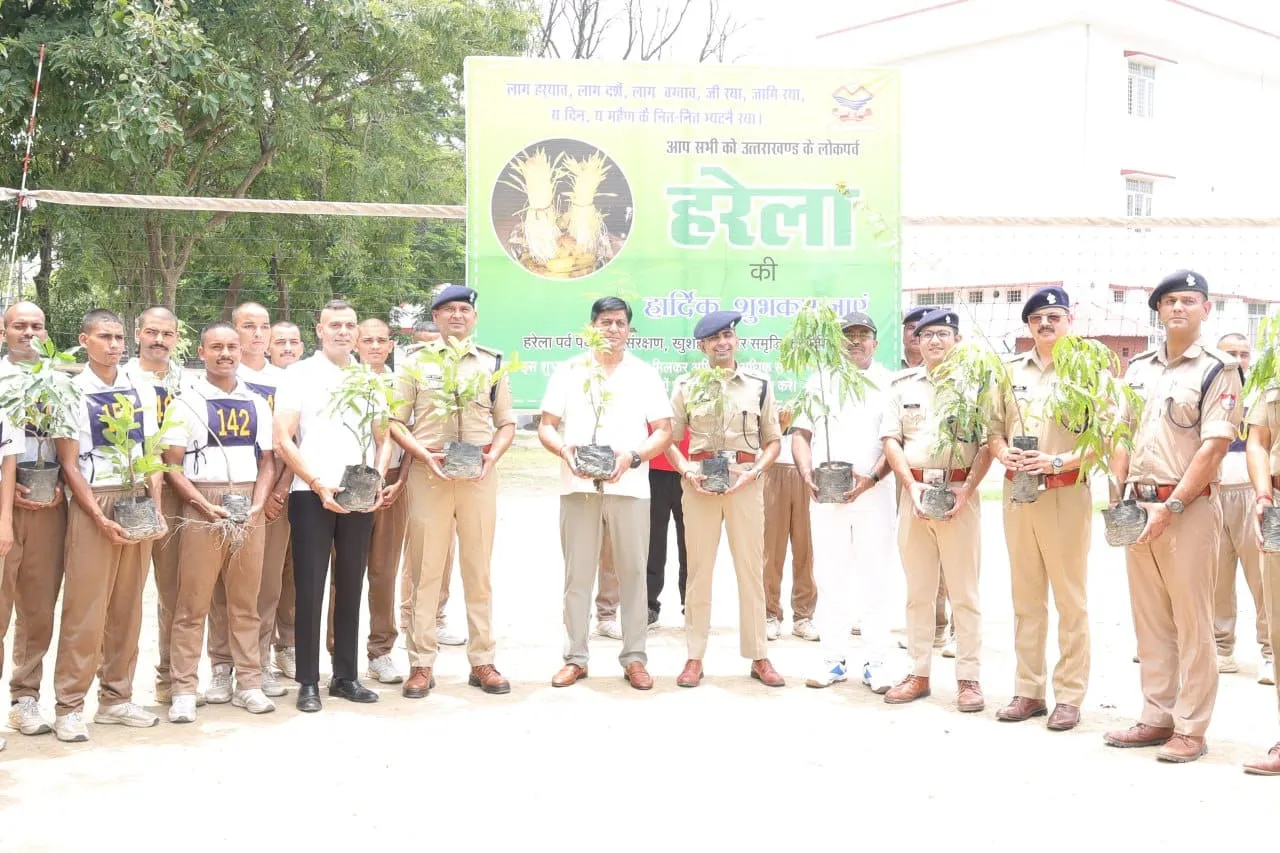 हरेला पर दून पुलिस का हरित संदेश, एसएसपी ने पुलिस लाइन में किया वृक्षारोपण
