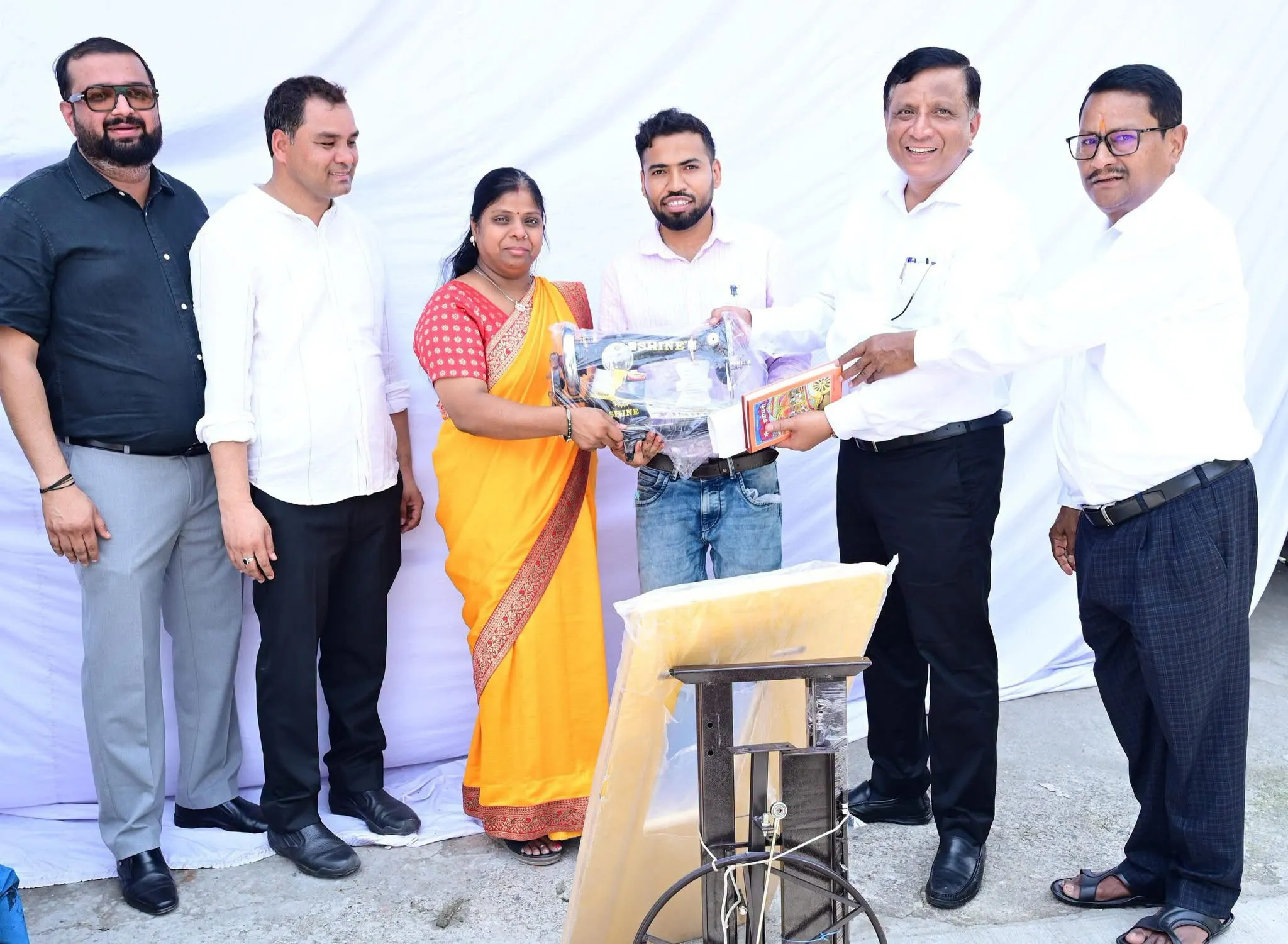 बंशीधर तिवारी के समन्वय से घंटों में मिली सिलाई मशीन, बबली गुप्ता के स्वरोजगार को मिला सहारा