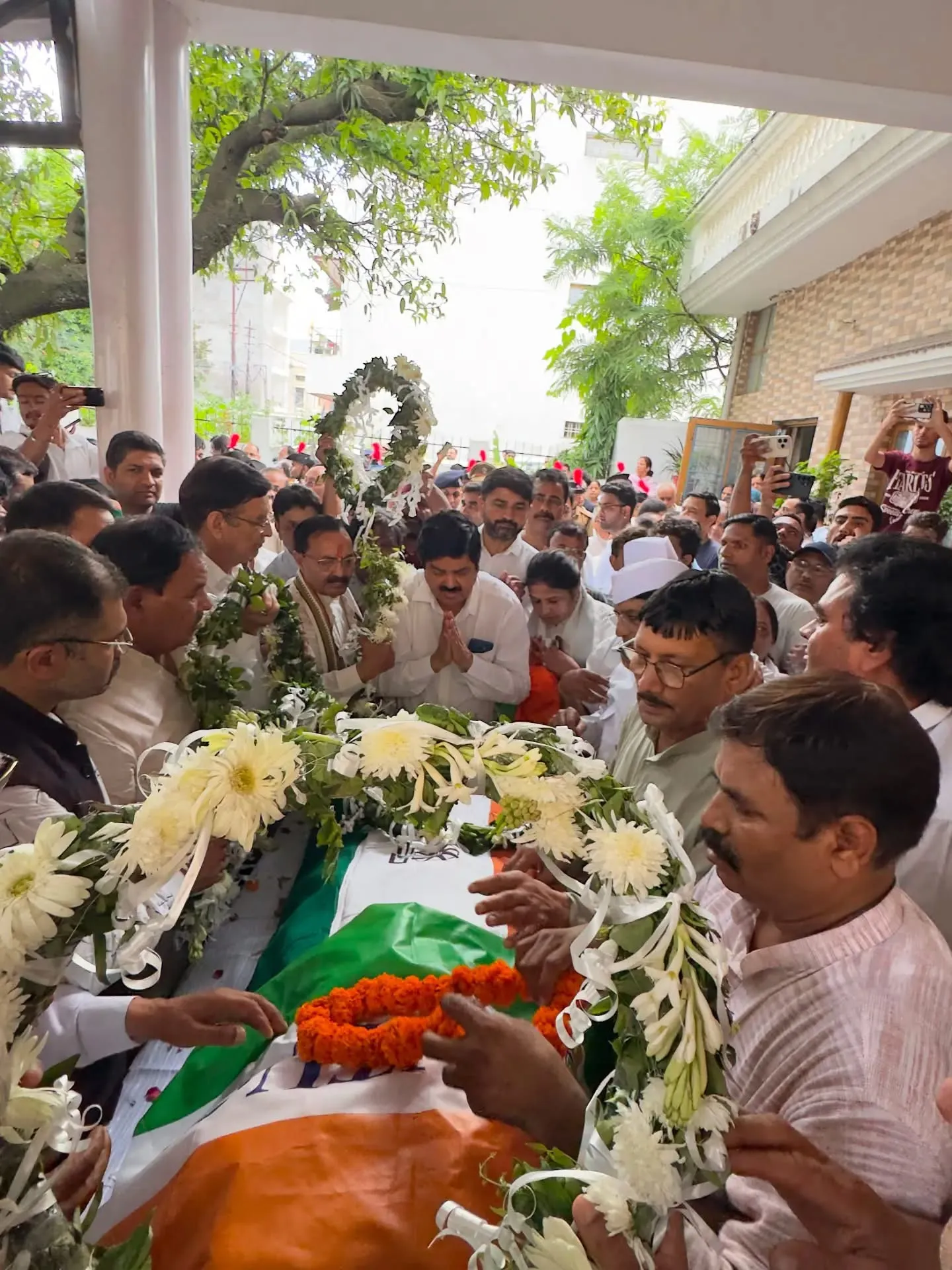 वरिष्ठ कांग्रेस नेता एवं पूर्व कैबिनेट मंत्री श्री हीरा सिंह बिष्ट को नम आंखों से अंतिम विदाई