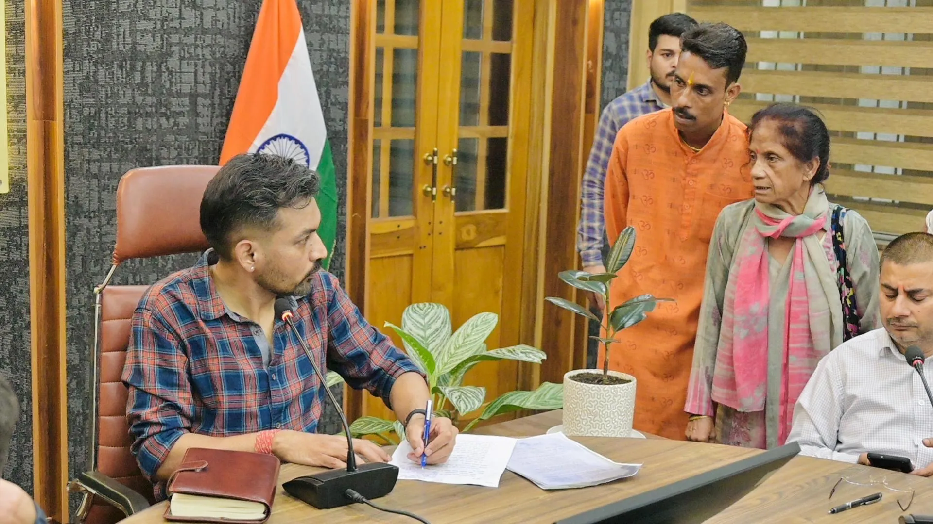 समाधान दिवस में डीएम का सख्त एक्शन, 169 शिकायतें सुनीं, लापरवाह अधिकारियों पर कार्रवाई
