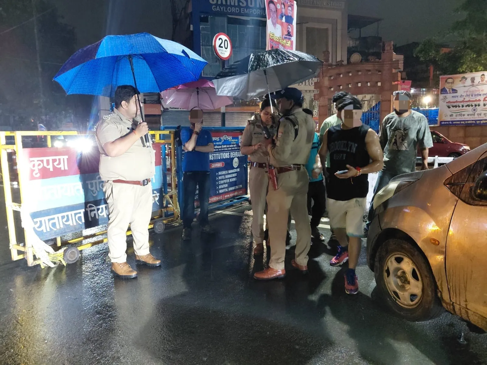 भारी बरसात के बीच दून पुलिस की “नाईट स्ट्राइक”