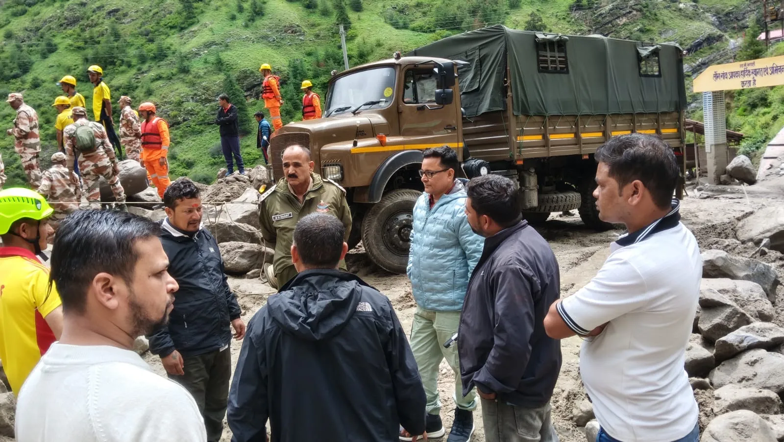 तमकनाला में ह्यूम पाइप से अस्थायी मोटर मार्ग तैयार करने का कार्य जारी