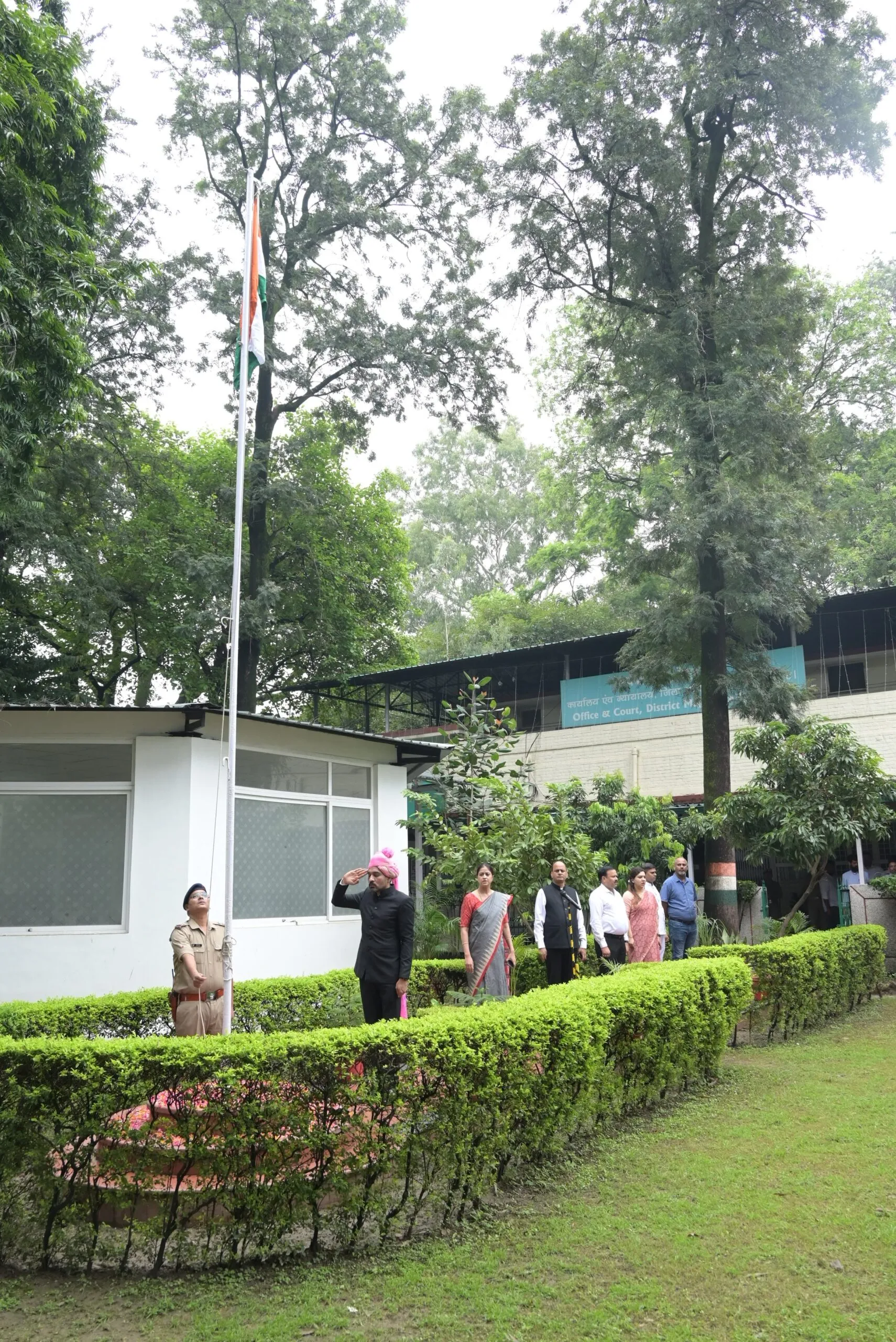 स्वतंत्रता दिवस पर डीएम डॉ. आशीष चौहान ने कलेक्ट्रेट में फहराया तिरंगा