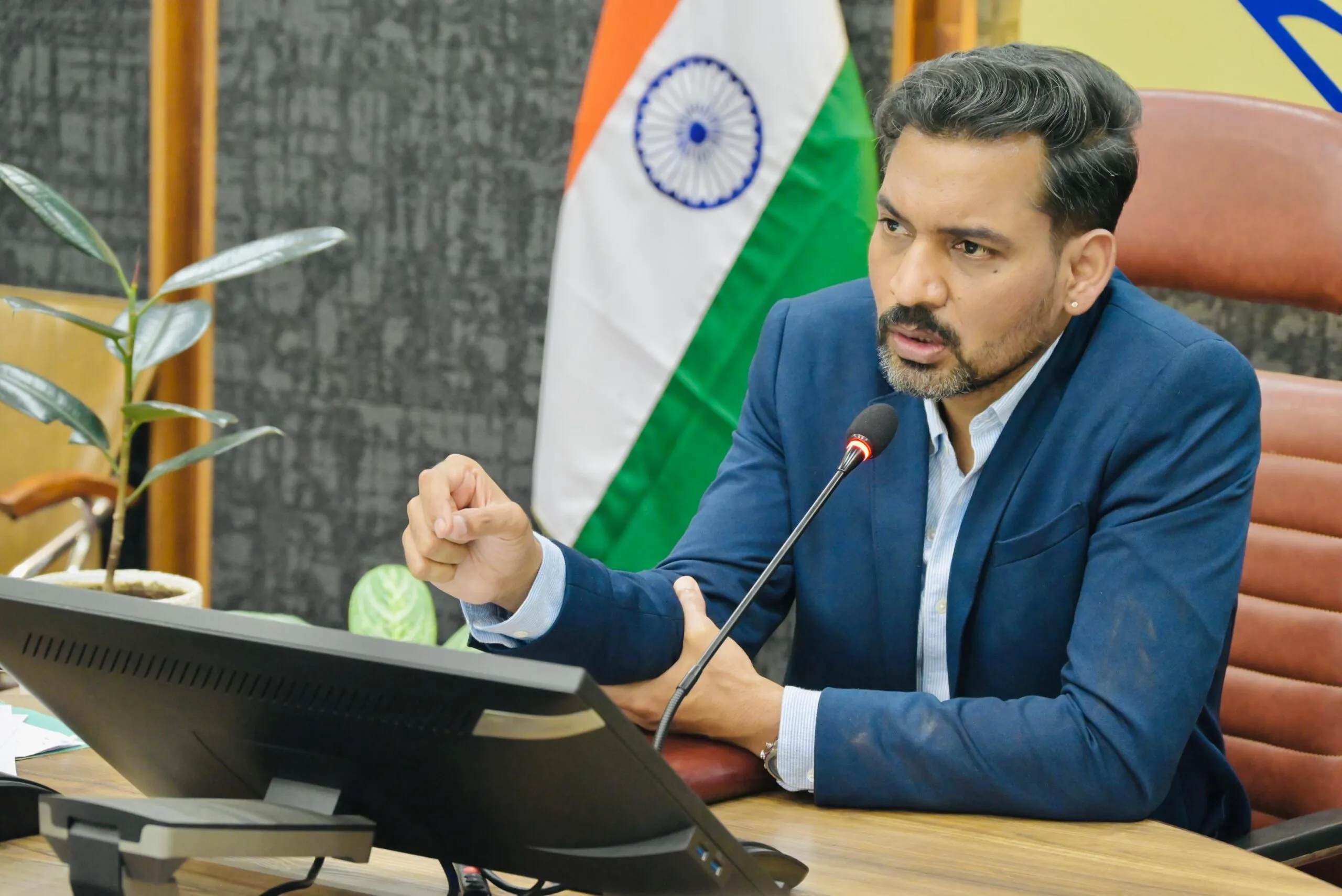 सड़क सुरक्षा में जनभागीदारी जरूरी, सभी विभाग करें समन्वित प्रयास-डीएम