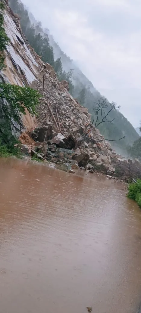 हेलंग के पास मलबा आने से बद्रीनाथ हाईवे बाधित