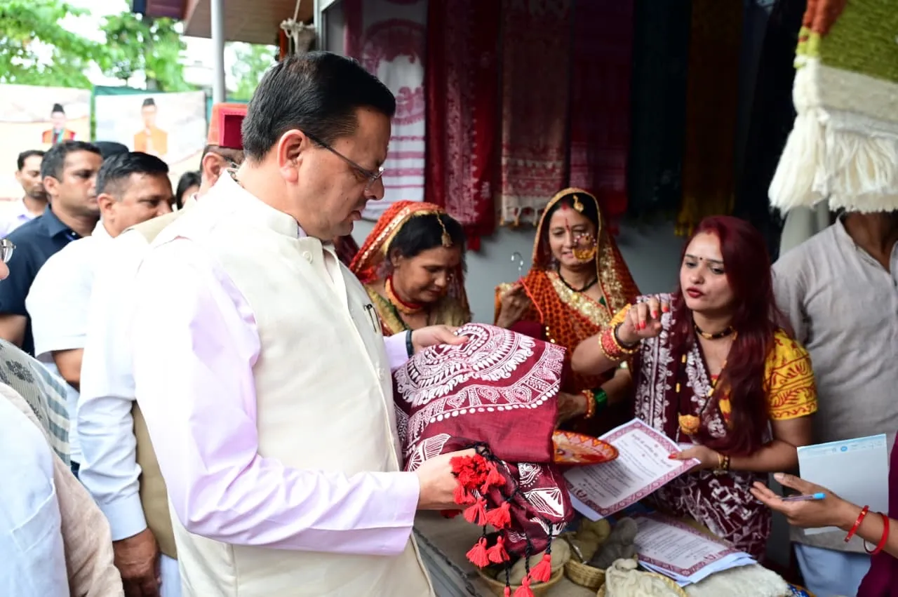 राष्ट्रीय हथकरघा दिवस: CM धामी ने बुनकरों का किया सम्मान, स्थानीय उत्पादों को बढ़ावा देने का आह्वान