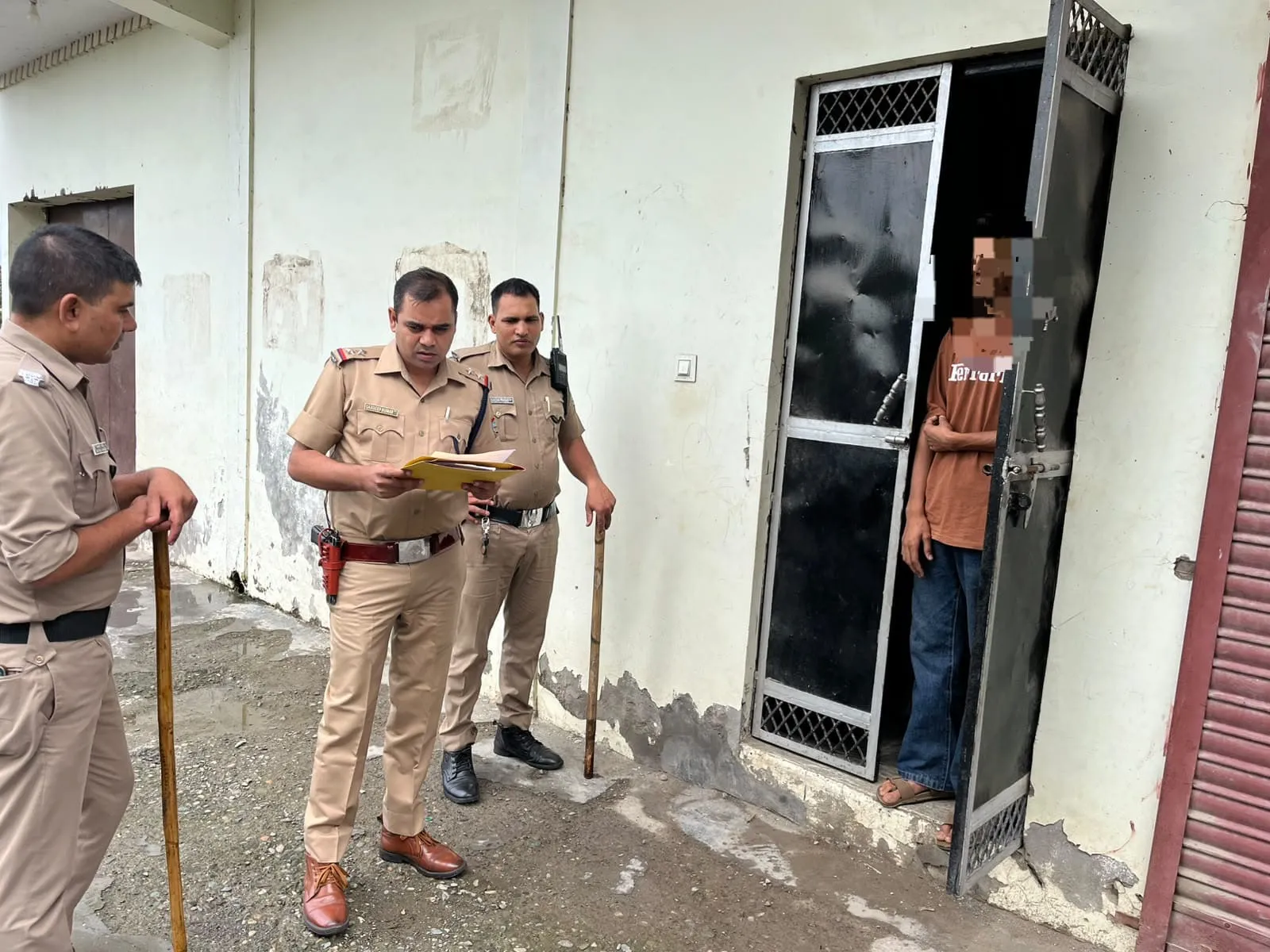 जानलेवा हमले के आरोपी के घर पहुंची दून पुलिस, ढोल-नगाड़ों के साथ कराई मुनादी