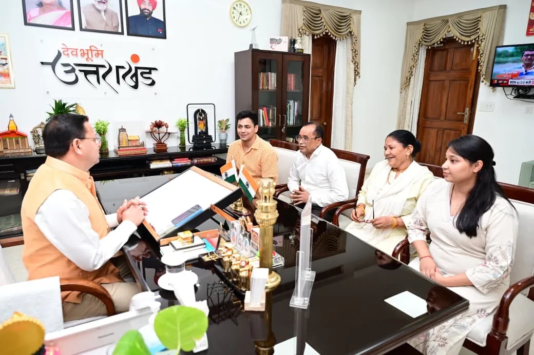 मुख्यमंत्री धामी से मिले शेफ केसर सिंह नेगी, सहयोग के लिए जताया आभार