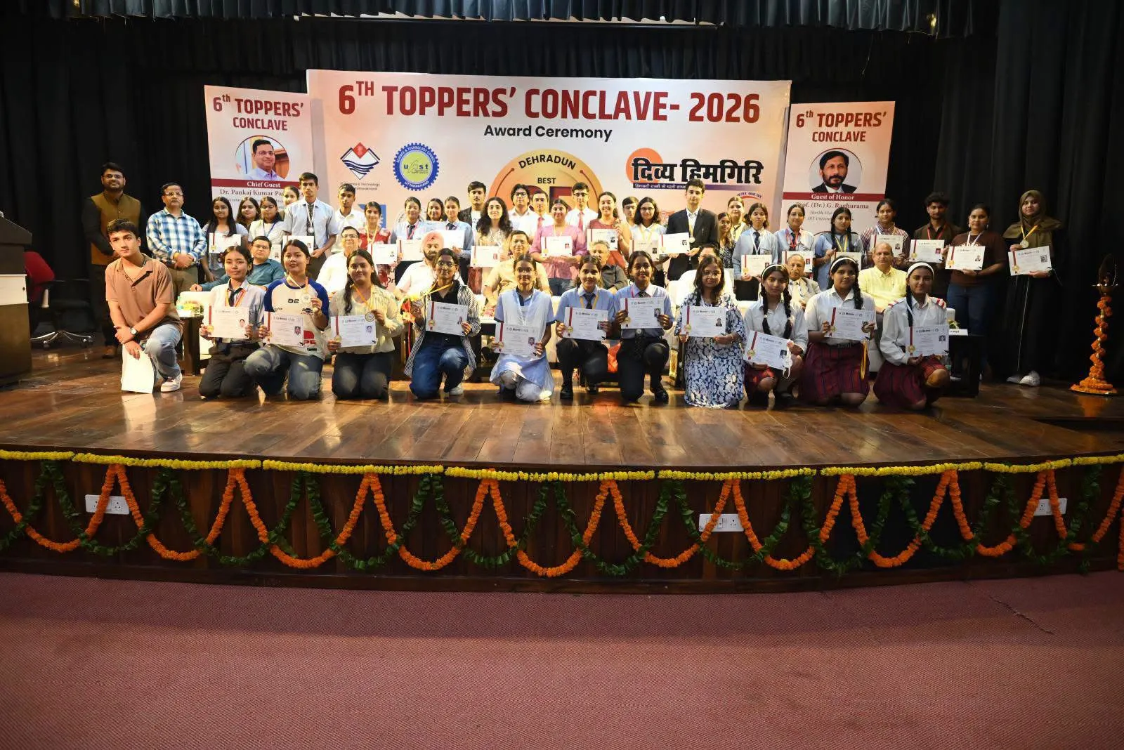 टॉपर्स कॉन्क्लेव में 306 मेधावी छात्र हुए सम्मानित, सफलता के साथ निरंतर सीखते रहने का दिया संदेश