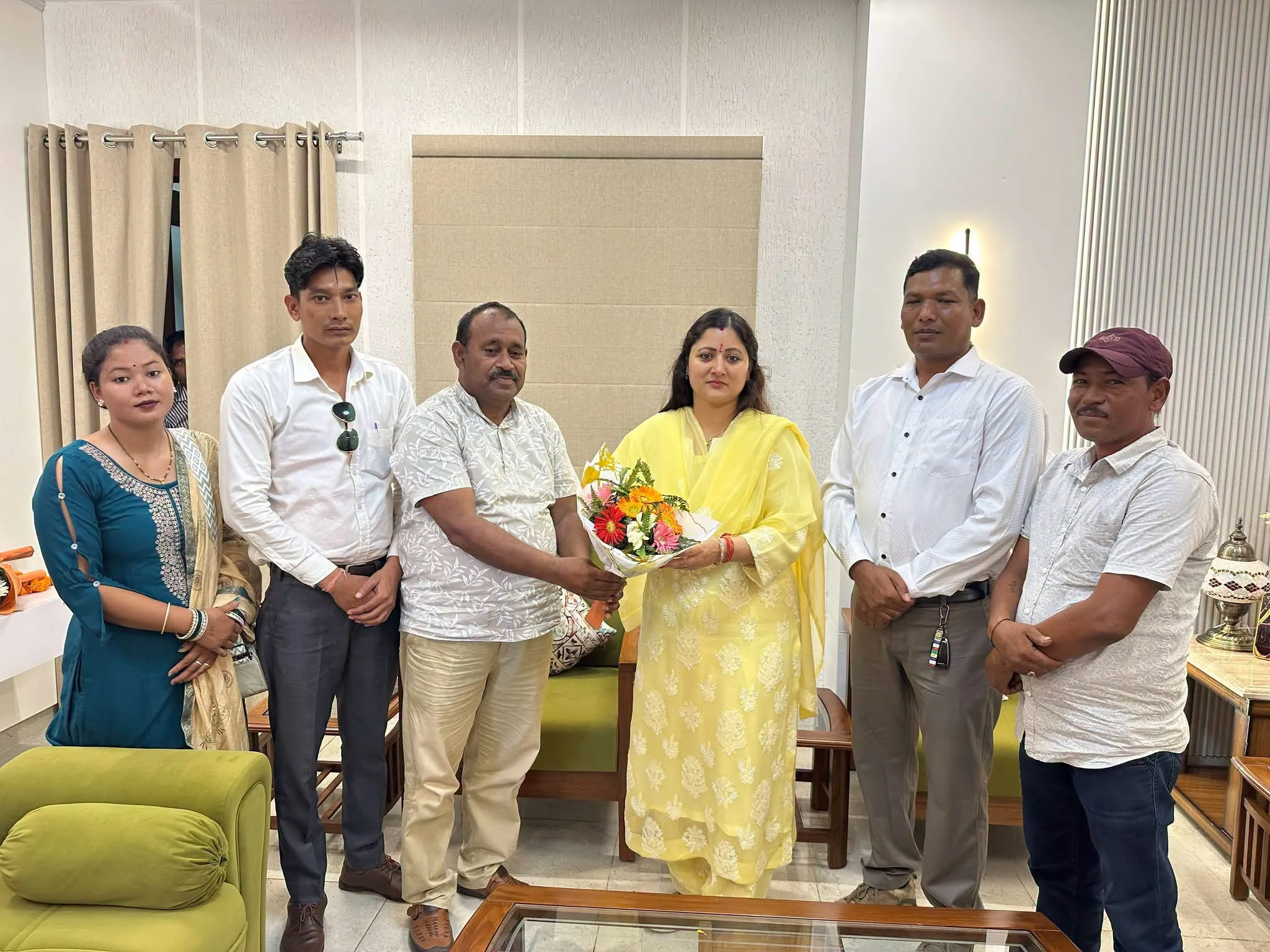 खटीमा में गीता धामी ने क्षेत्रवासियों से किया संवाद, साइकिल यात्री सुमित राजभर सम्मानित