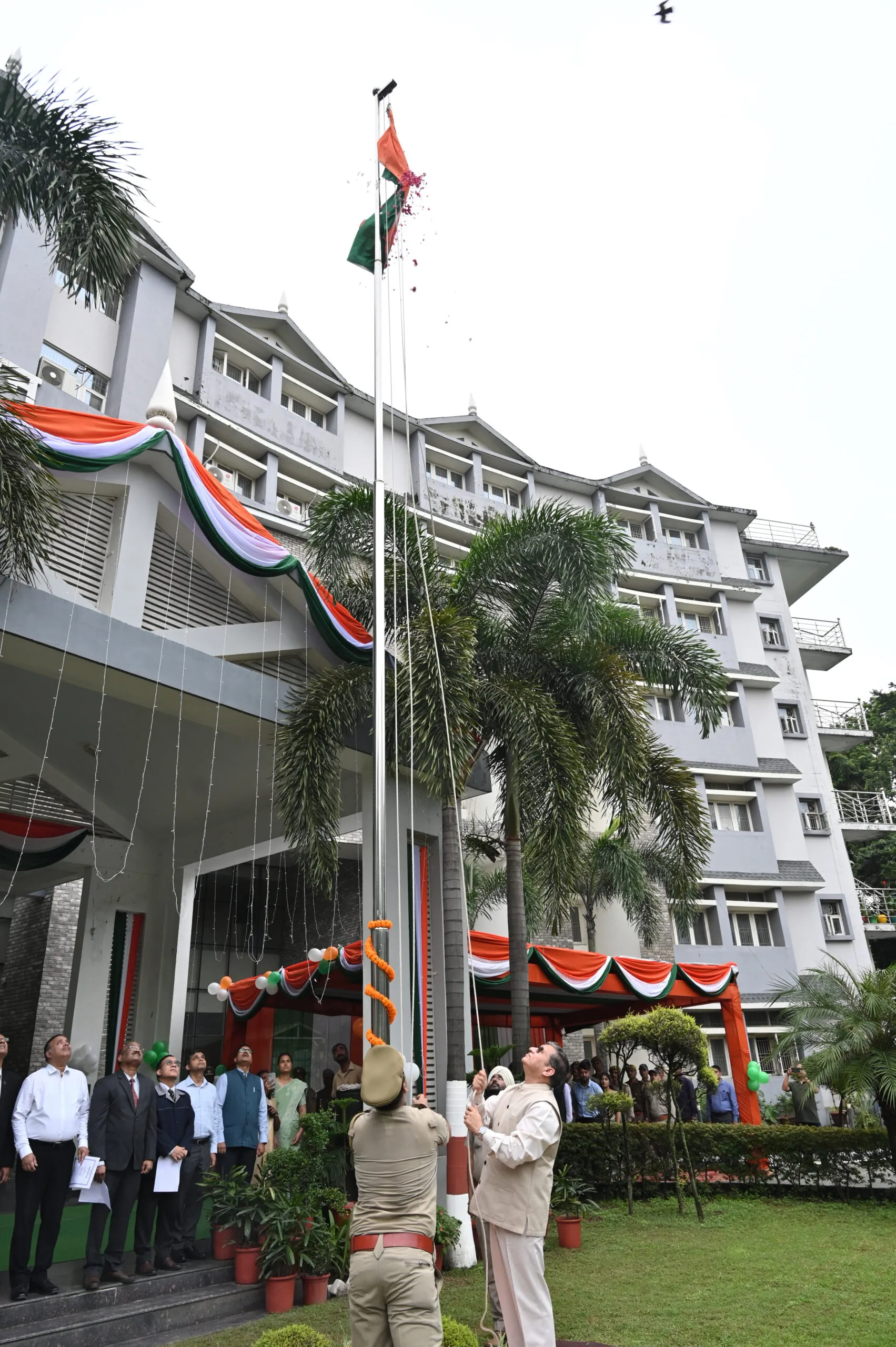 स्वतंत्रता दिवस पर वन मुख्यालय में धूमधाम से मनाया गया आजादी का पर्व, उत्कृष्ट कार्य करने वालों को किया सम्मानित
