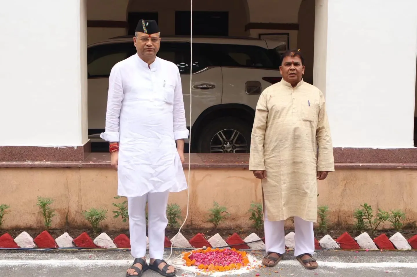 नगर निगम देहरादून में ध्वजारोहण, शहीदों और स्वतंत्रता सेनानियों को किया नमन