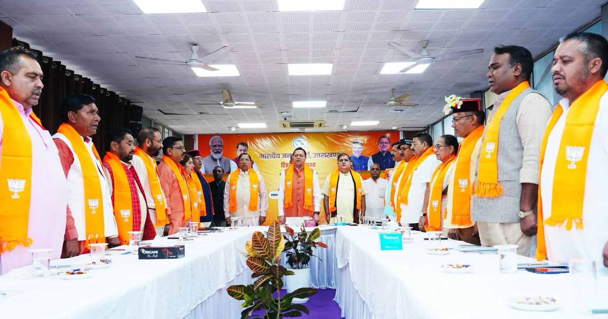 धामी ने भाजपा प्रदेश कार्यालय में टिहरी लोकसभा क्षेत्र की संगठनात्मक बैठक में लिया हिस्सा