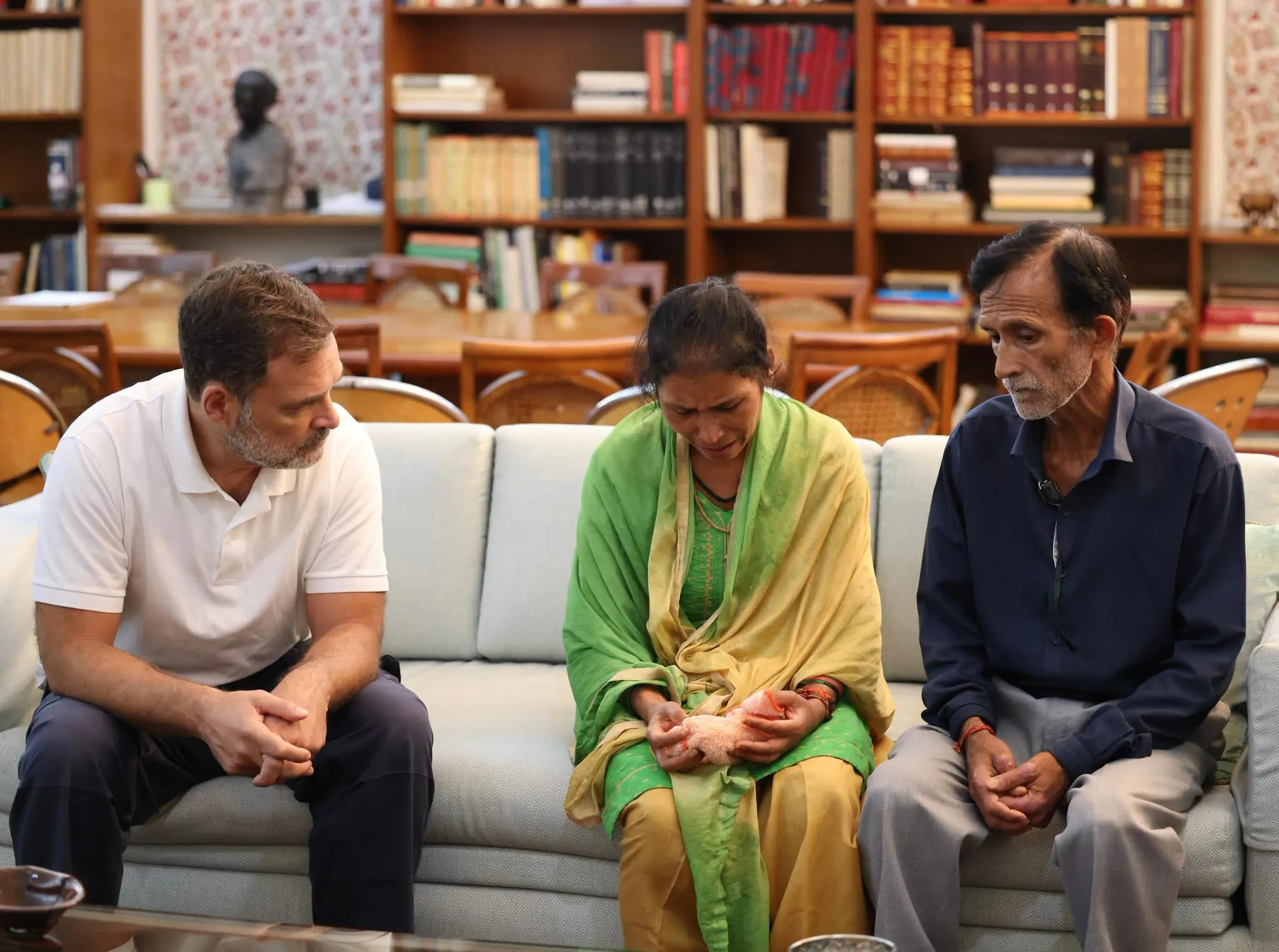 अंकिता भंडारी के परिवार से मिले राहुल गांधी, न्याय में देरी पर उठाए सवाल