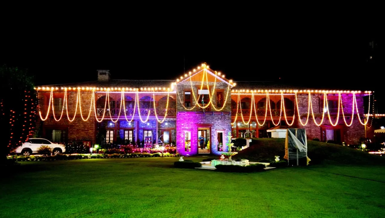 स्वतंत्रता दिवस की पूर्व संध्या पर रोशनी से जगमगाया मुख्यमंत्री आवास