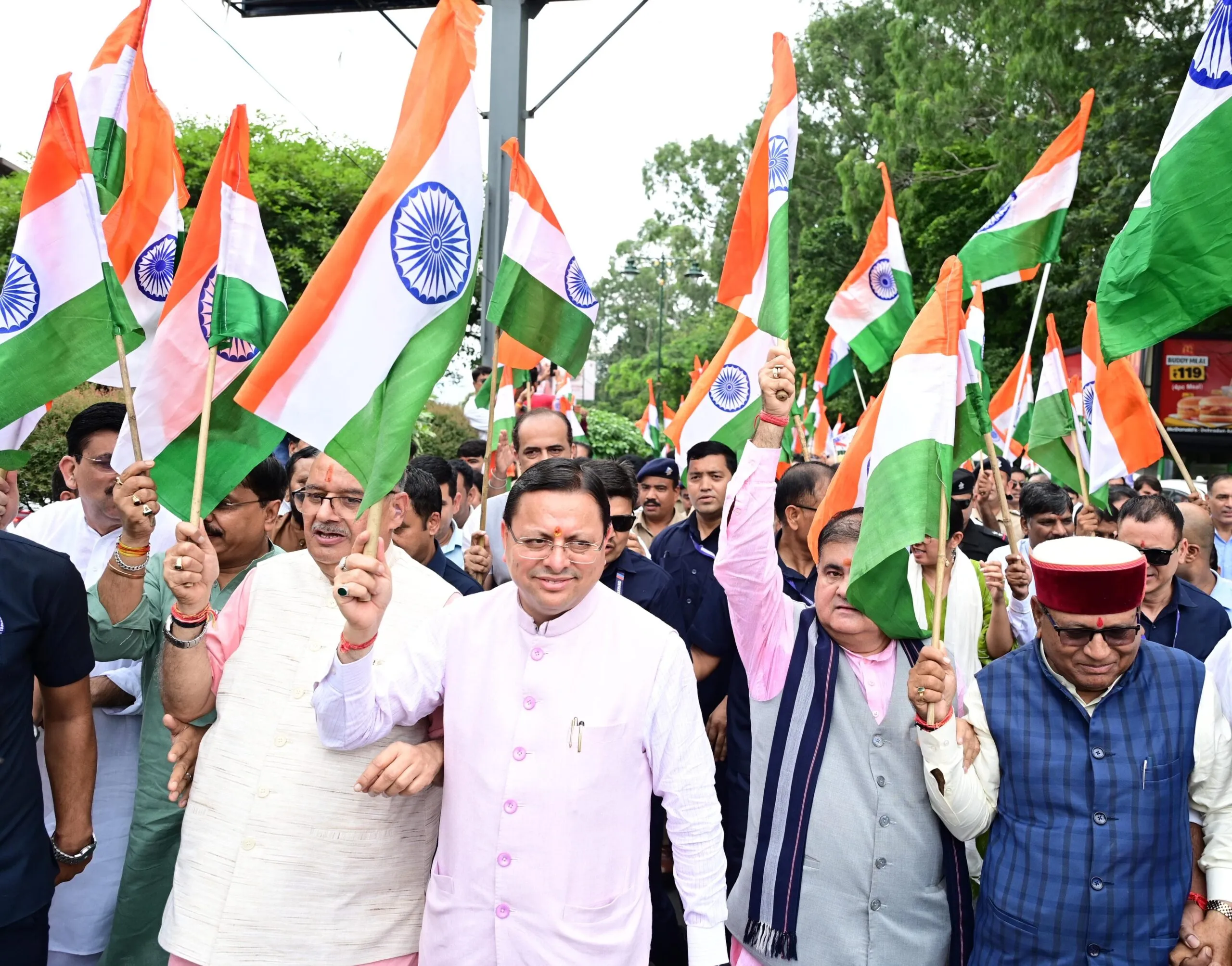 देहरादून में CM धामी ने निकाली तिरंगा यात्रा