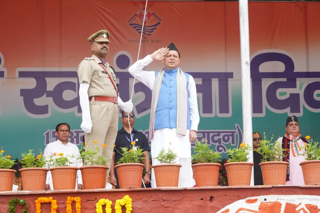 परेड ग्राउंड में सीएम धामी ने फहराया तिरंगा, विकास की 7 बड़ी घोषणाएं