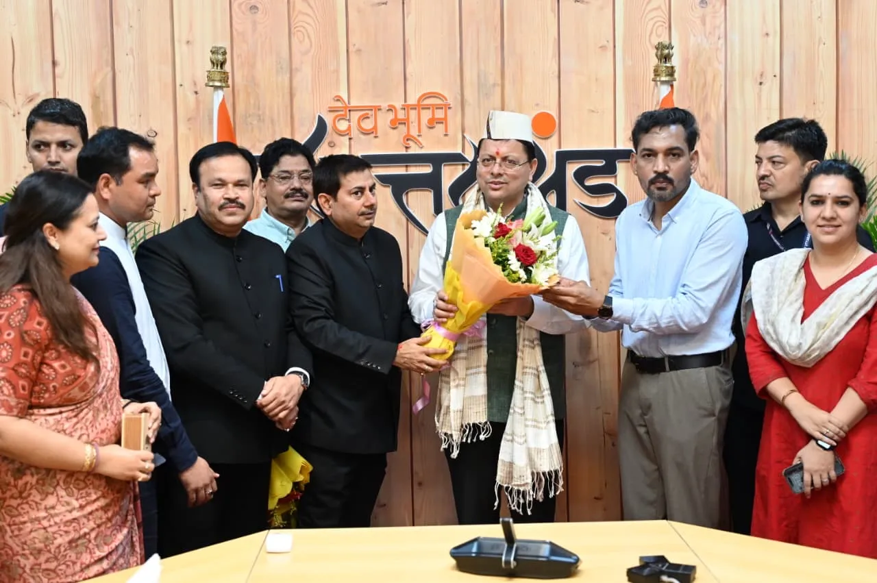 मुख्यमंत्री आवास में सीएम धामी को जन्मदिवस की शुभकामनाएं, मंत्रीगण व अधिकारियों ने दी बधाई