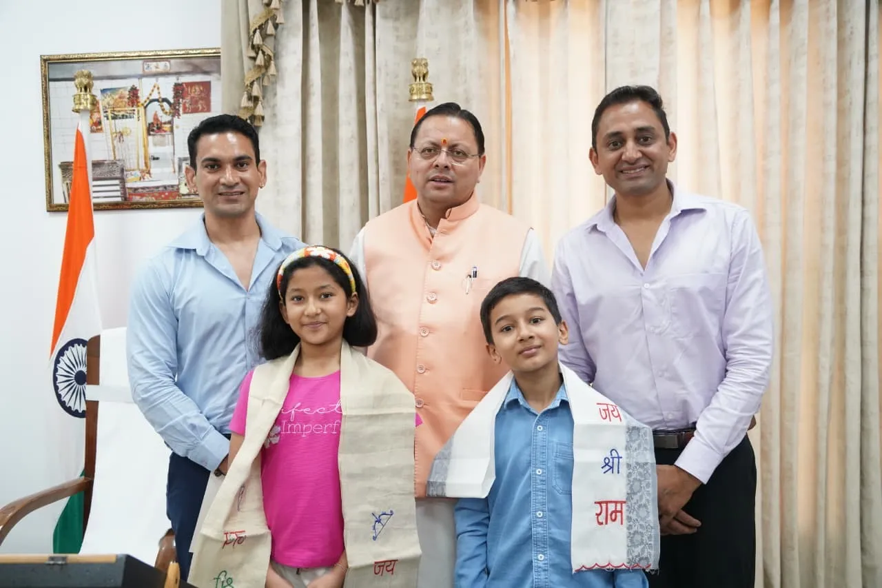 नन्हे पर्वतारोहियों रियांश और प्रिशा से मिले CM धामी, किलिमंजारो फतह पर दी बधाई