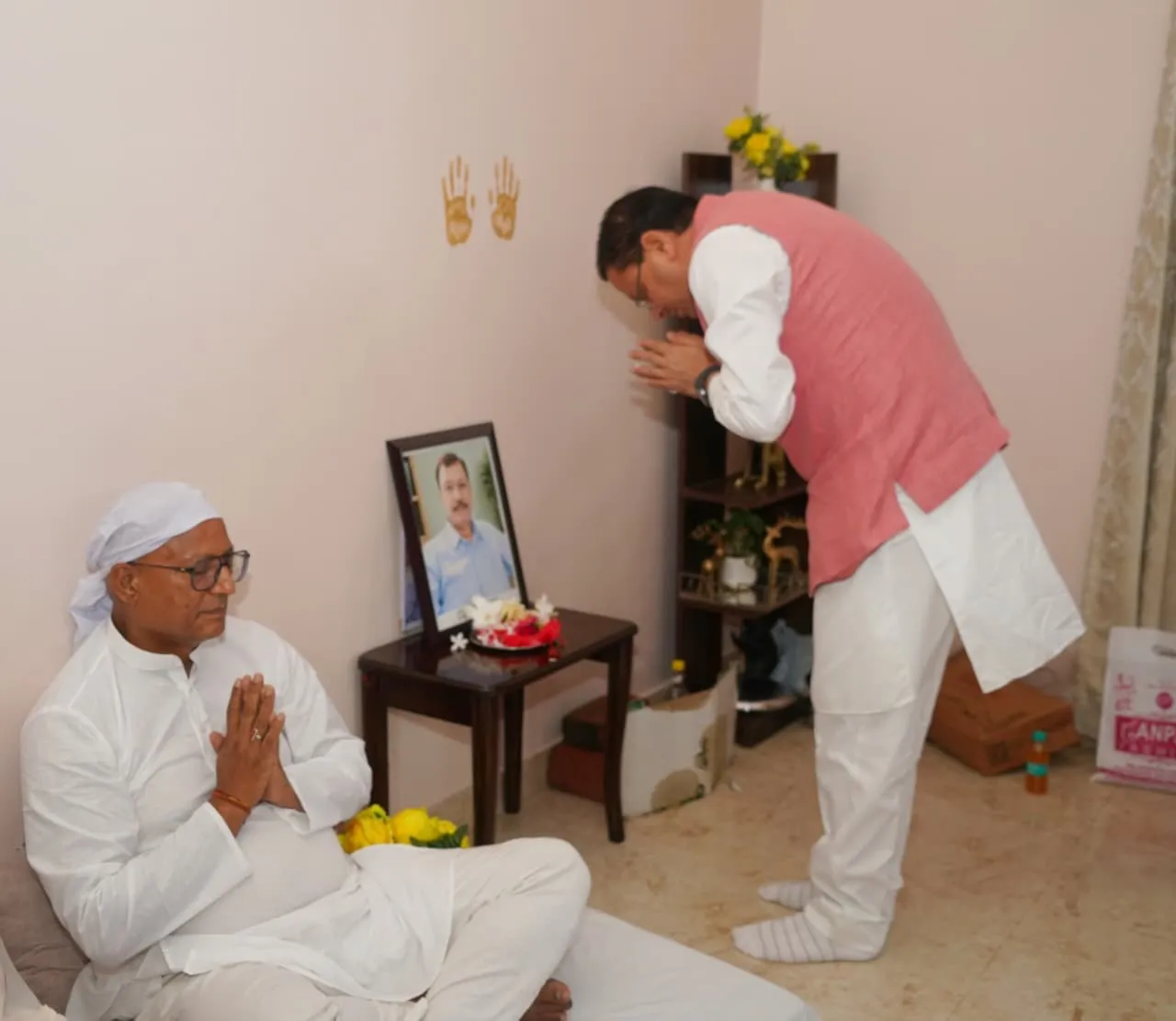 पूर्व भाजपा प्रवक्ता वीरेंद्र सिंह बिष्ट के निधन पर सीएम धामी ने जताया शोक, आवास पहुंचकर दी श्रद्धांजलि